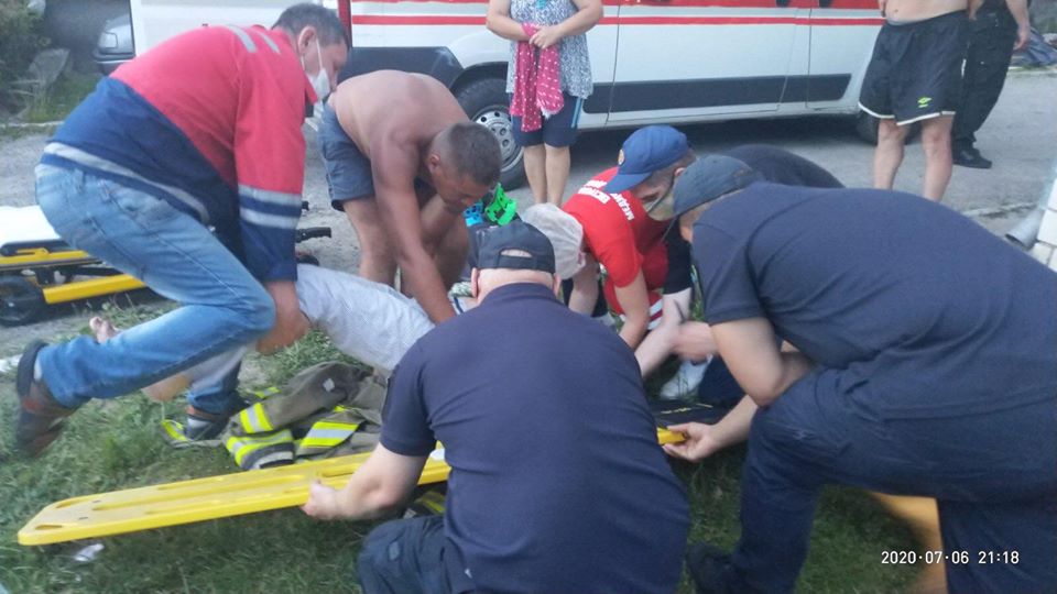 На Львівщині з колодязя дістали пенсіонерку. Фото: ГУ ДСНС