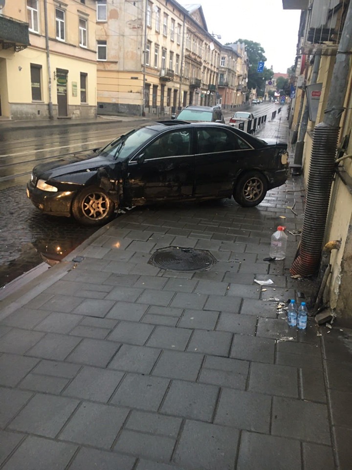 Ранкова ДТП на Личаківській. Фото: Катерина Рибій