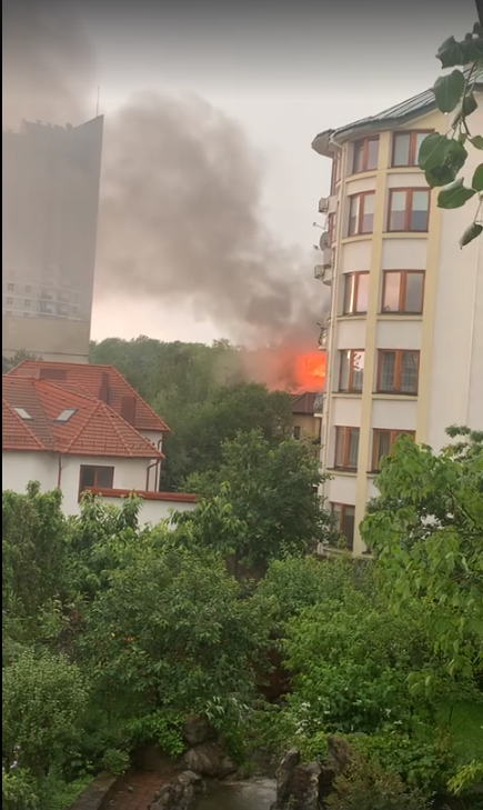 У Трускавці блискавка влучила в готель. Скріншот з відео