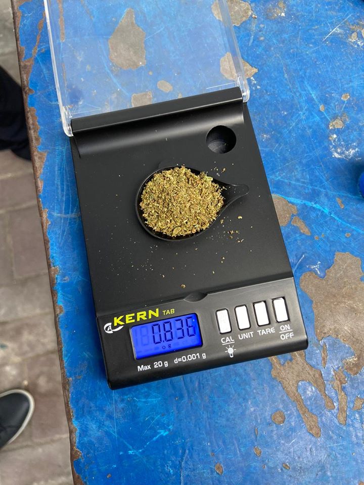 Наркотики в "Кіндері". Фото прикордонників