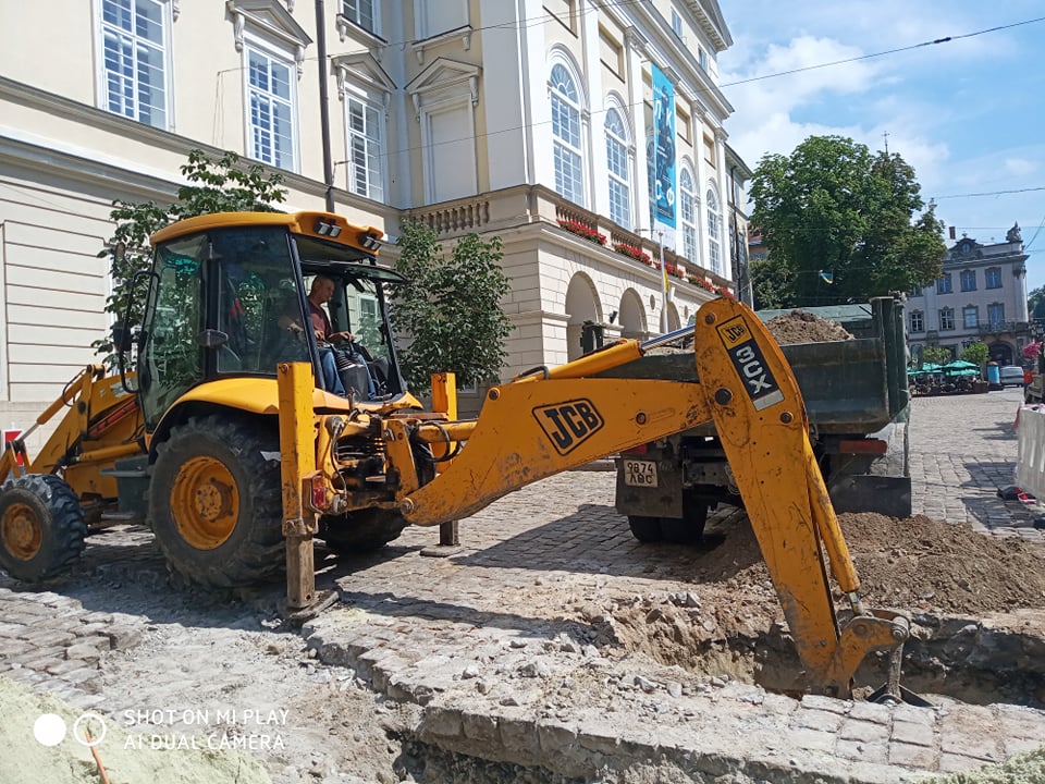 U Lvovi Vstanovlyuyut Pershij Pitnij Fontan Foto Lviv Vgorode Ua