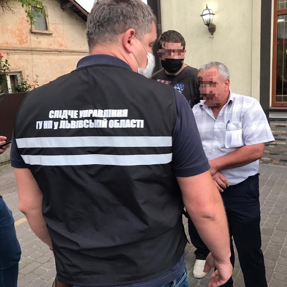 Посадовця Львівоблавтодору затримали на хабарі. Фото: поліція Львівщини