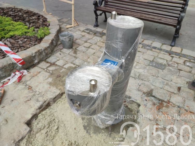 Біля львівської Ратуші змонтували питний фонтан. Фото: Гаряча лінія міста Львова