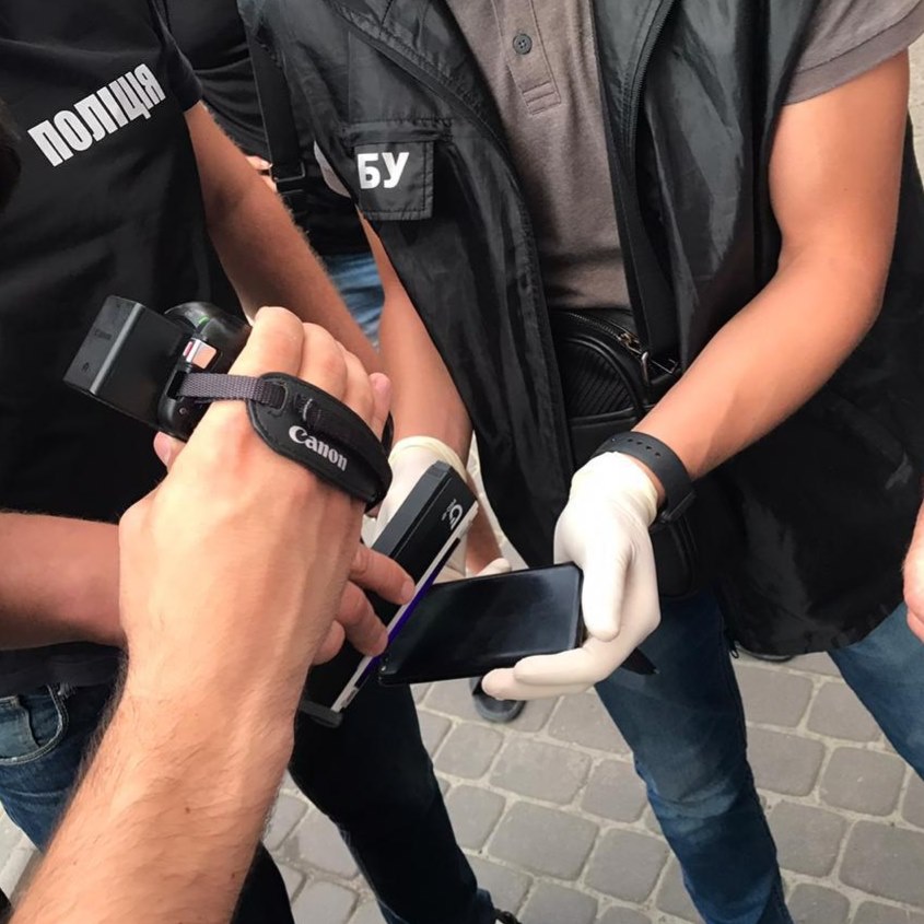 Посадовця Львівоблавтодору затримали на хабарі. Фото: поліція Львівщини