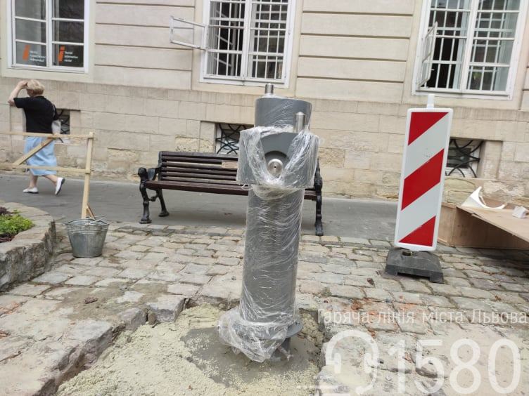 Біля львівської Ратуші змонтували питний фонтан. Фото: Гаряча лінія міста Львова