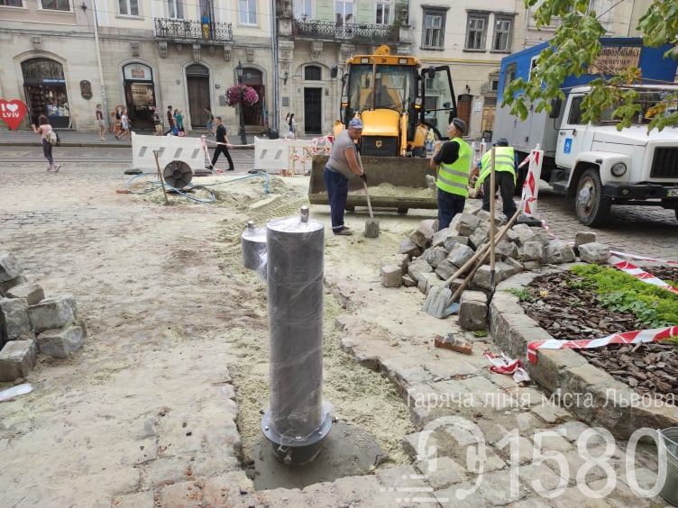 Біля львівської Ратуші змонтували питний фонтан. Фото: Гаряча лінія міста Львова