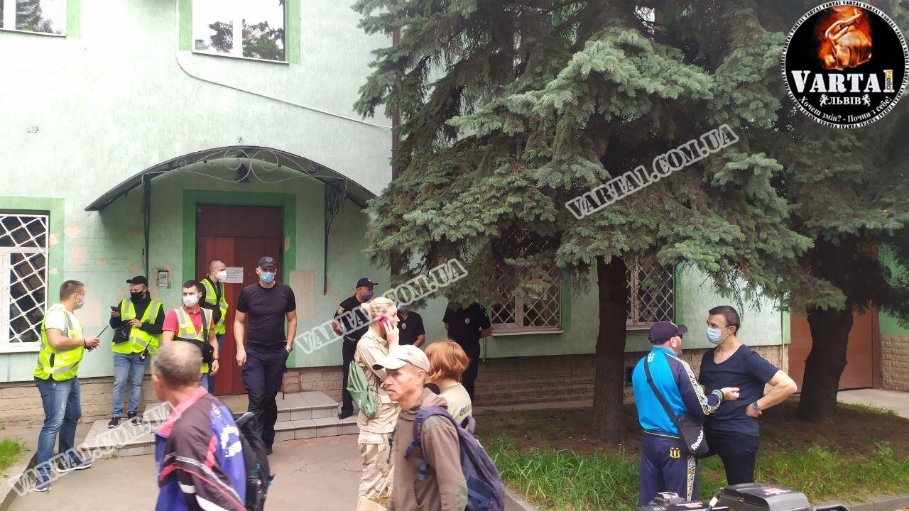 Львів&rsquo;янка серед вулиці облила себе бензином. Фото: Варта-1