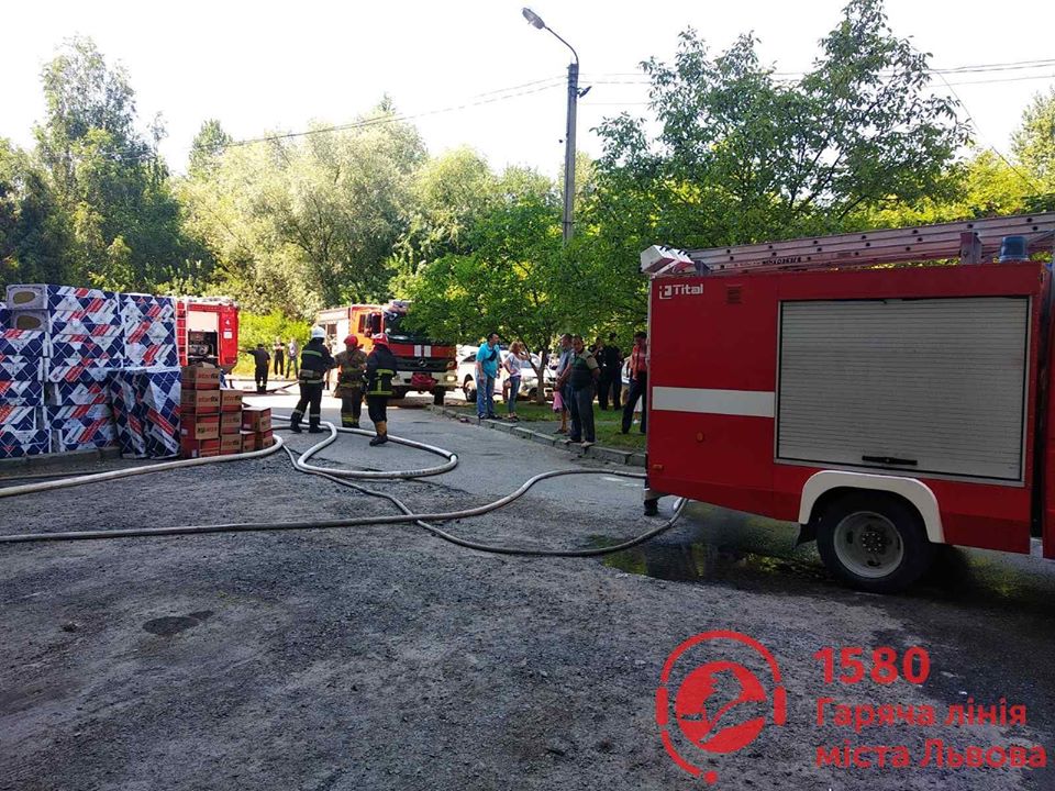 На Любінській виникла пожежа на даху будинку. Фото: Гаряча лінія міста Львова