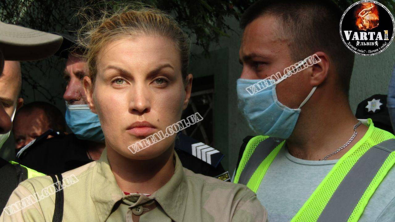 Львів&rsquo;янка серед вулиці облила себе бензином. Фото: Варта-1