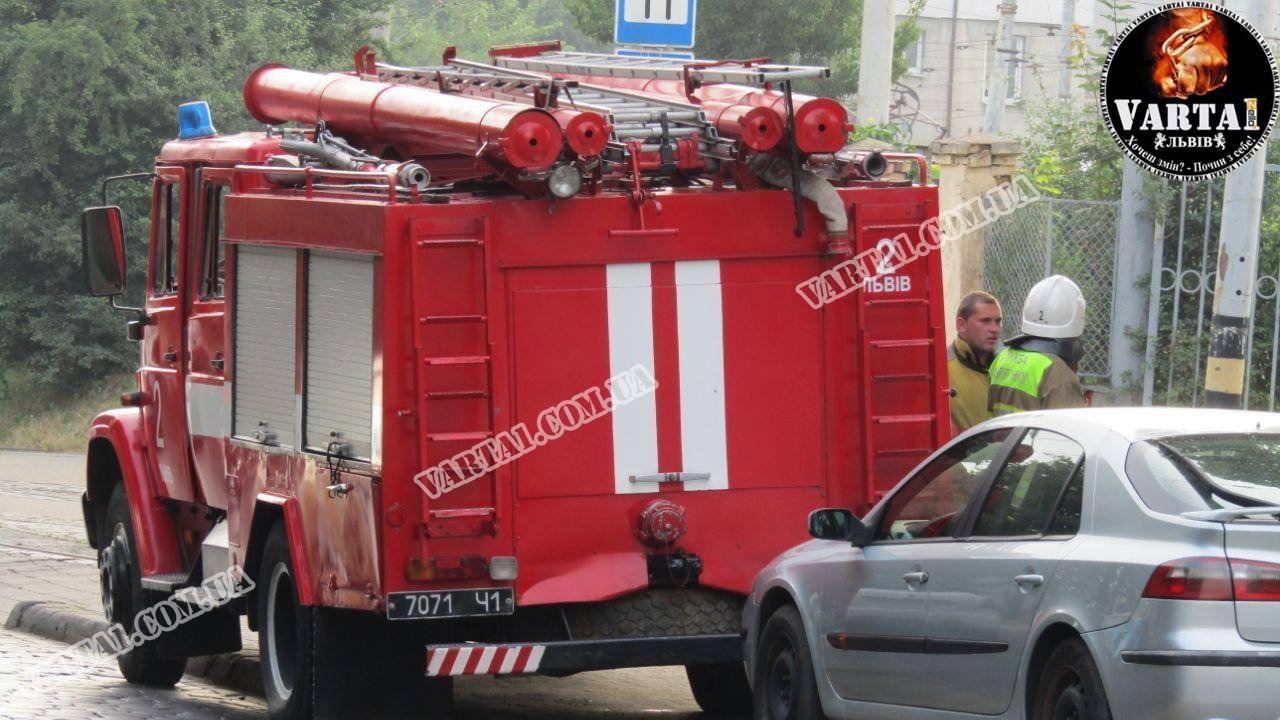 Львів&rsquo;янка серед вулиці облила себе бензином. Фото: Варта-1