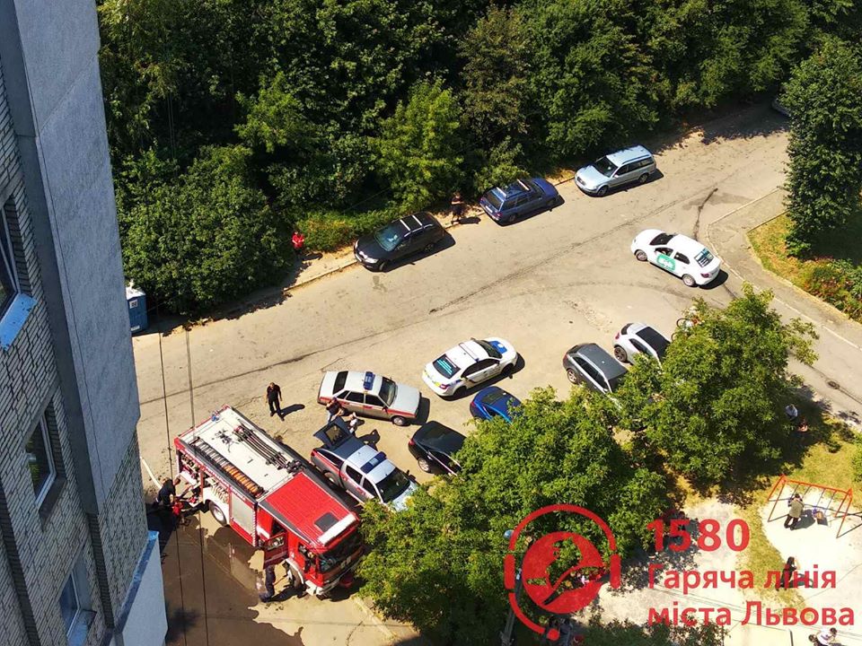 На Любінській виникла пожежа на даху будинку. Фото: Гаряча лінія міста Львова