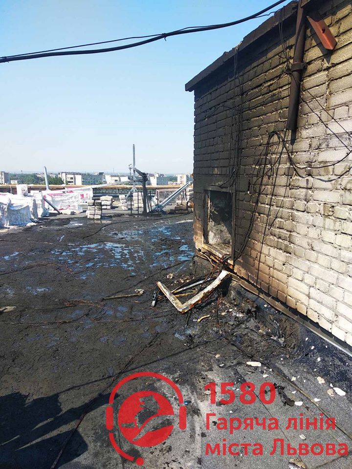 На Любінській виникла пожежа на даху будинку. Фото: Гаряча лінія міста Львова