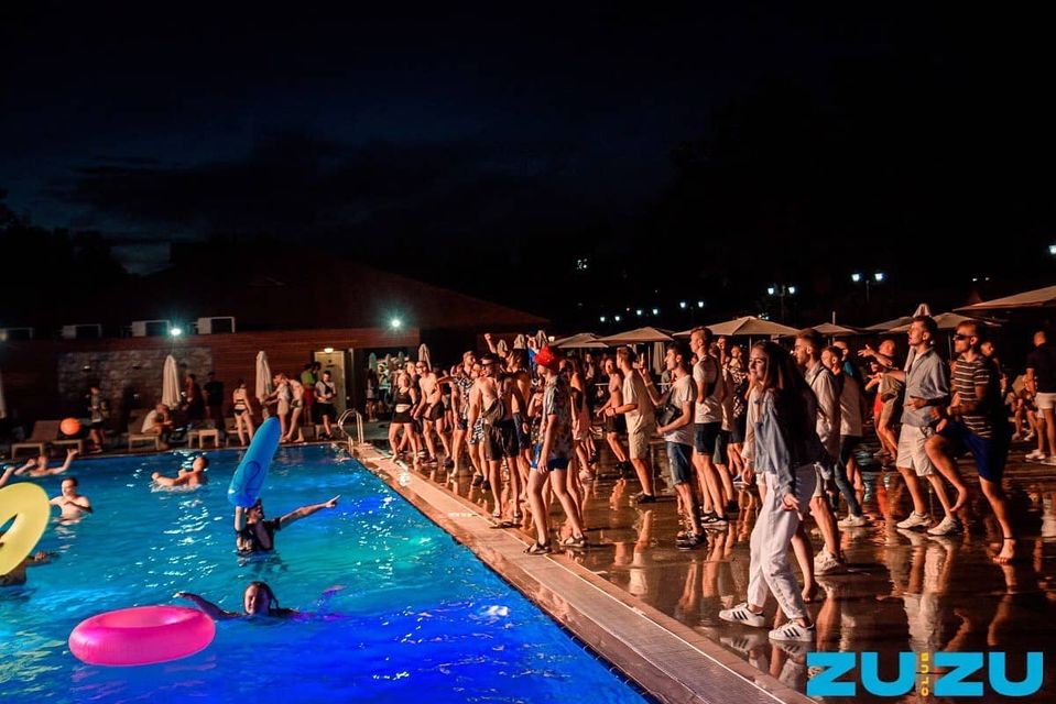 Біля Львова відкрили нічний клуб з басейном просто неба. Фото: Zu Zu Beach Club