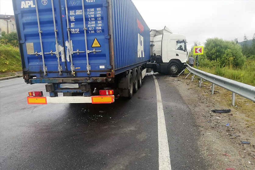В автотрощі на Сколівщині загинула жінка. Фото поліції