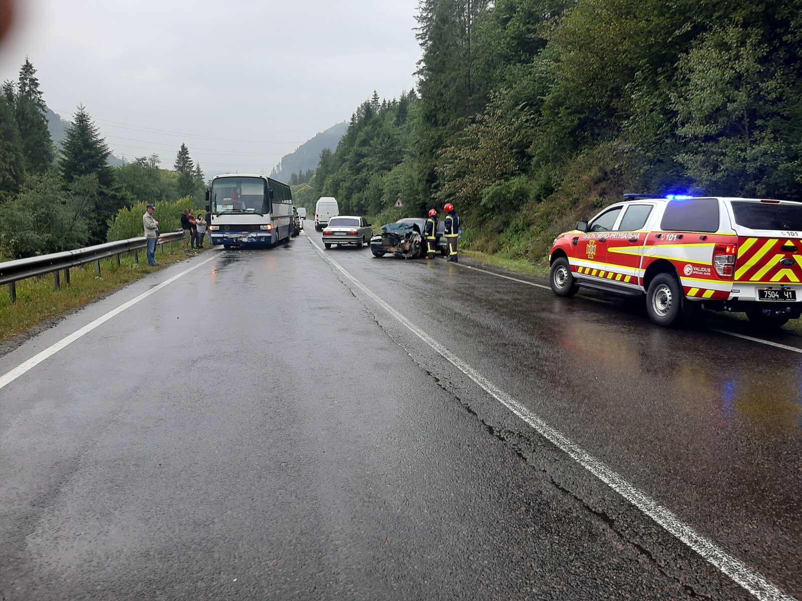 На Сколівщині зіштовхнулись 3 авто та рейсовий автобус. Фото: ГУ ДСНС