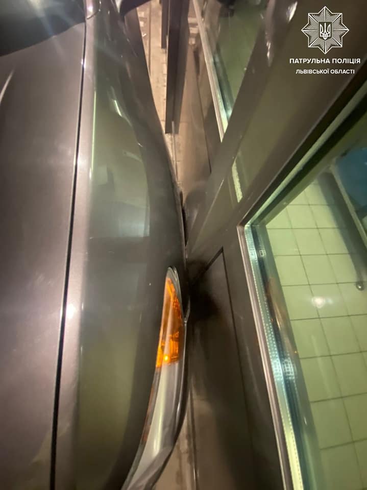 П’яний львів’янин протаранив McDonalds на Чорновола. Фото поліції