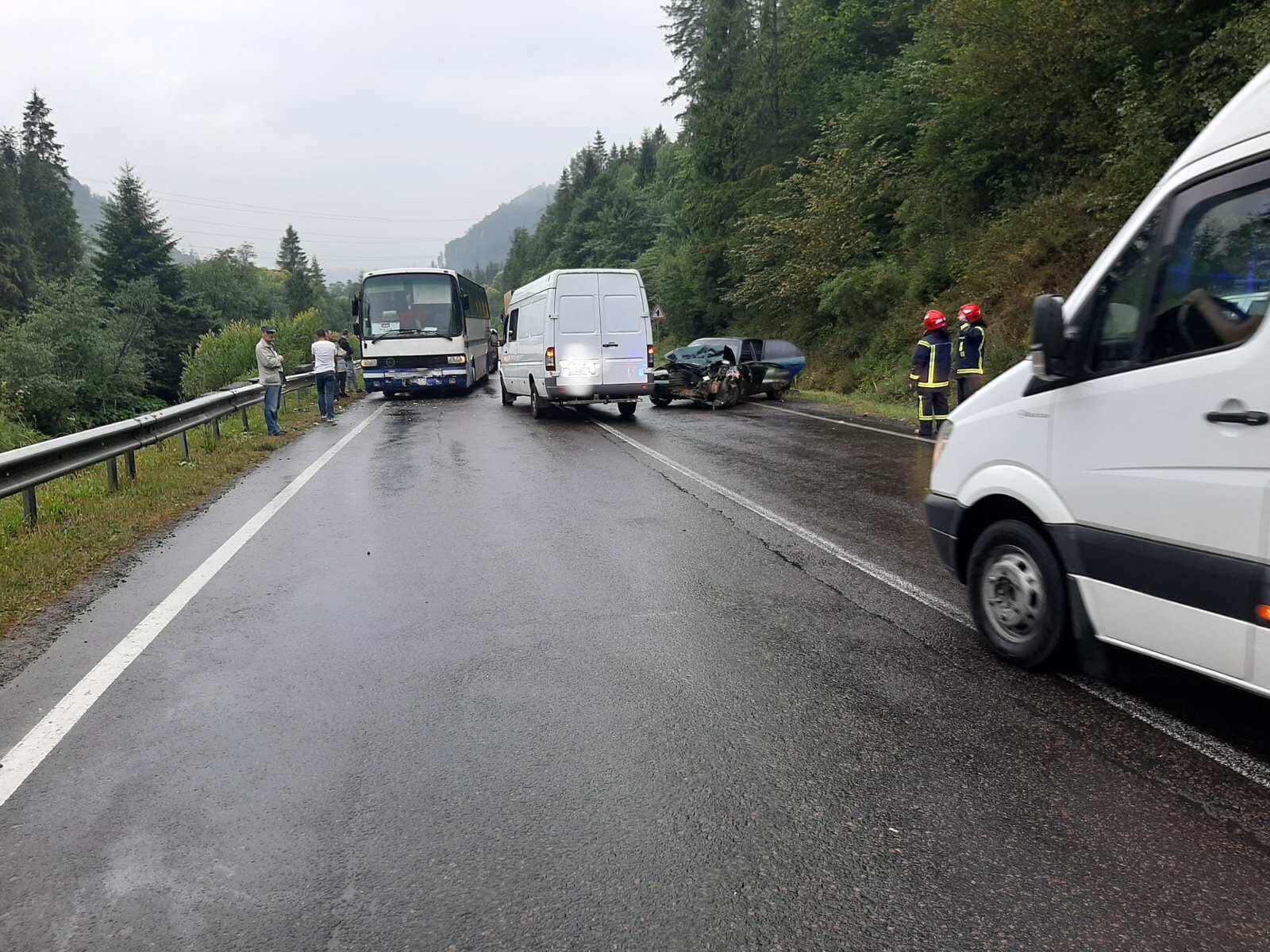 На Сколівщині зіштовхнулись 3 авто та рейсовий автобус. Фото: ГУ ДСНС