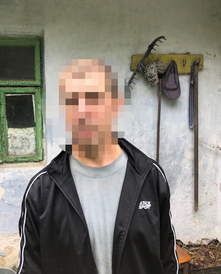 Чоловік, який вирощував коноплю. Фото поліції