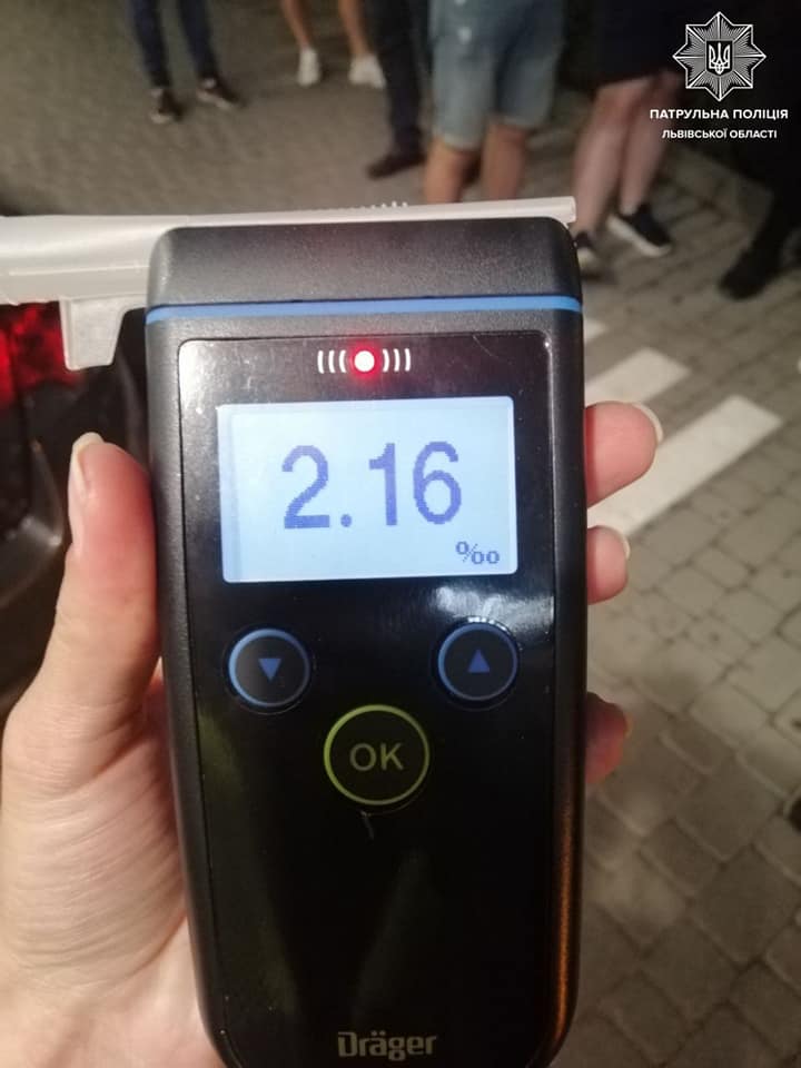 П’яний львів’янин протаранив McDonalds на Чорновола. Фото поліції