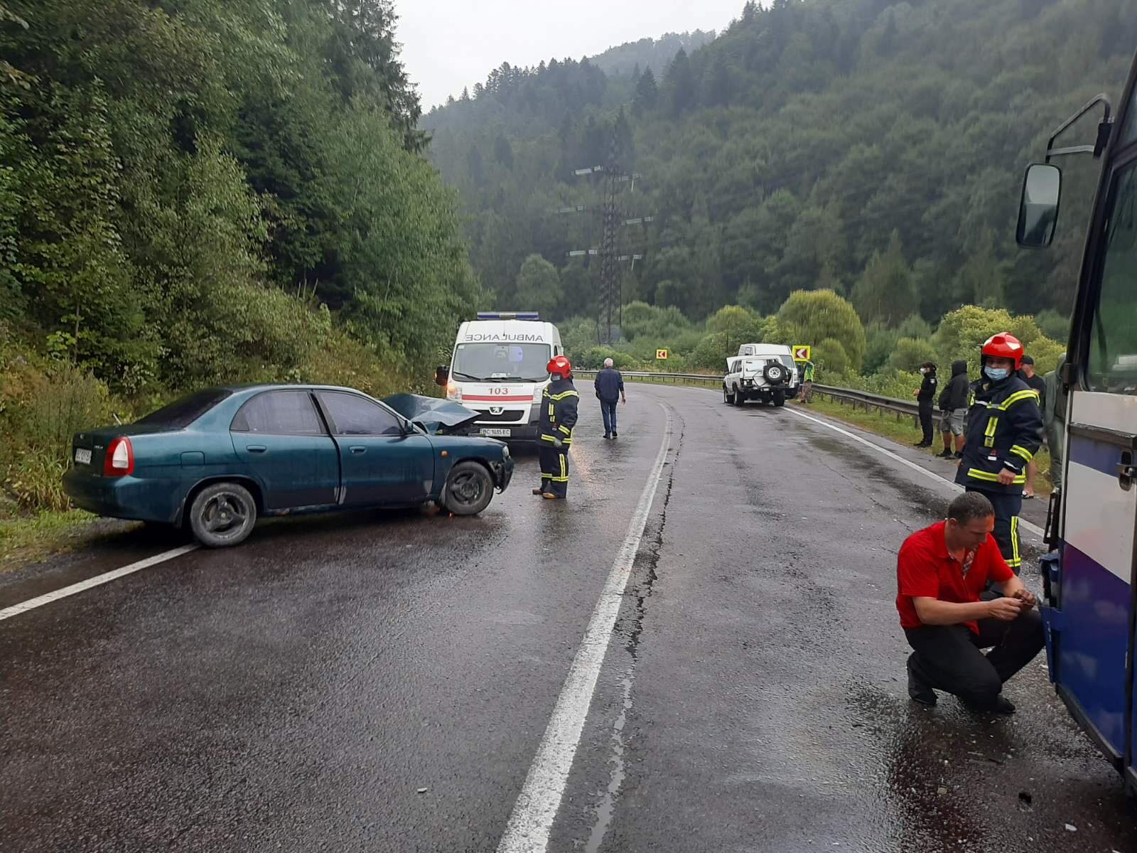 На Сколівщині зіштовхнулись 3 авто та рейсовий автобус. Фото: ГУ ДСНС