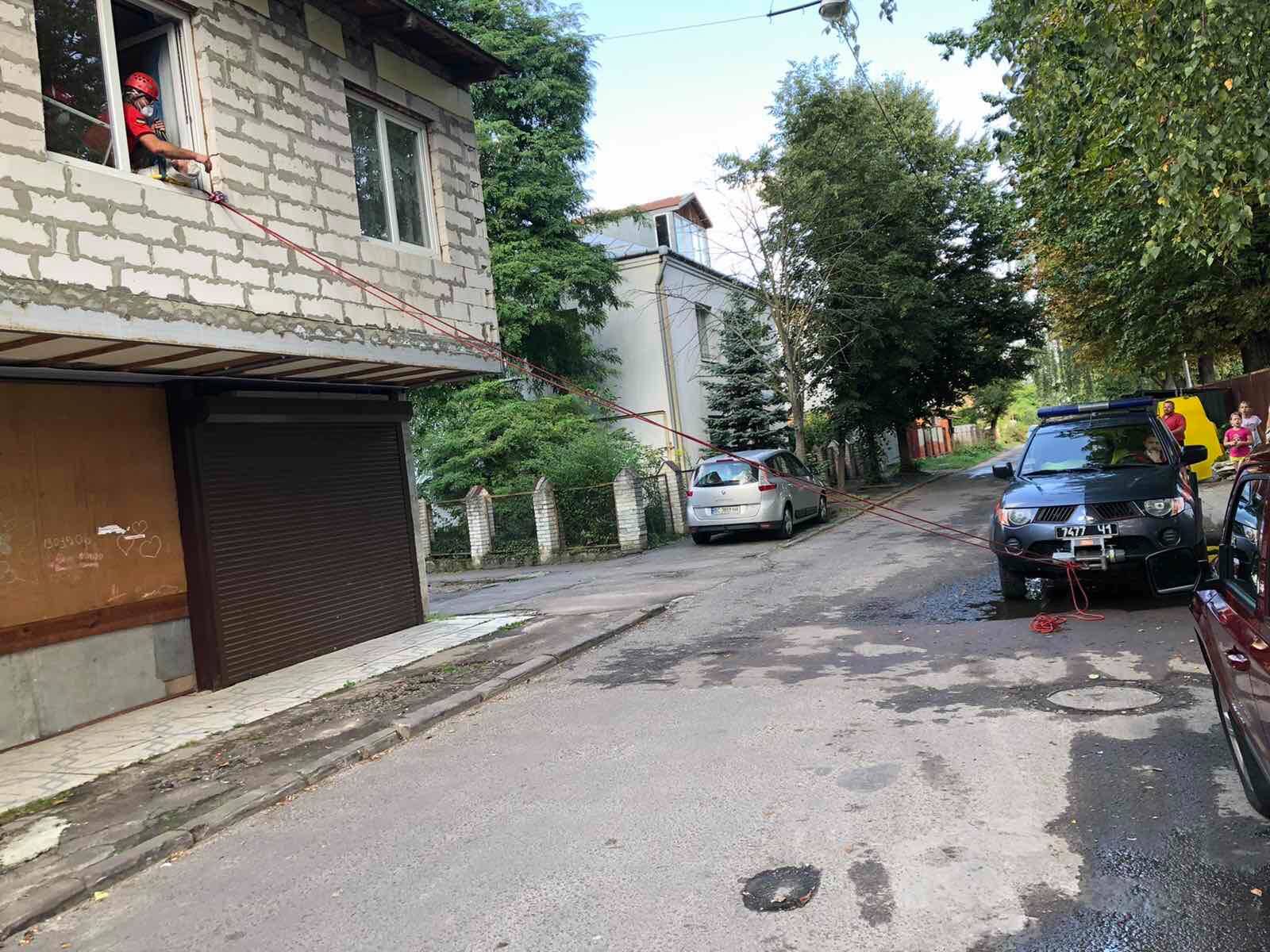 Львівські рятувальники допомогли транспортувати жінку з інсультом. Фото: ГУ ДСНС