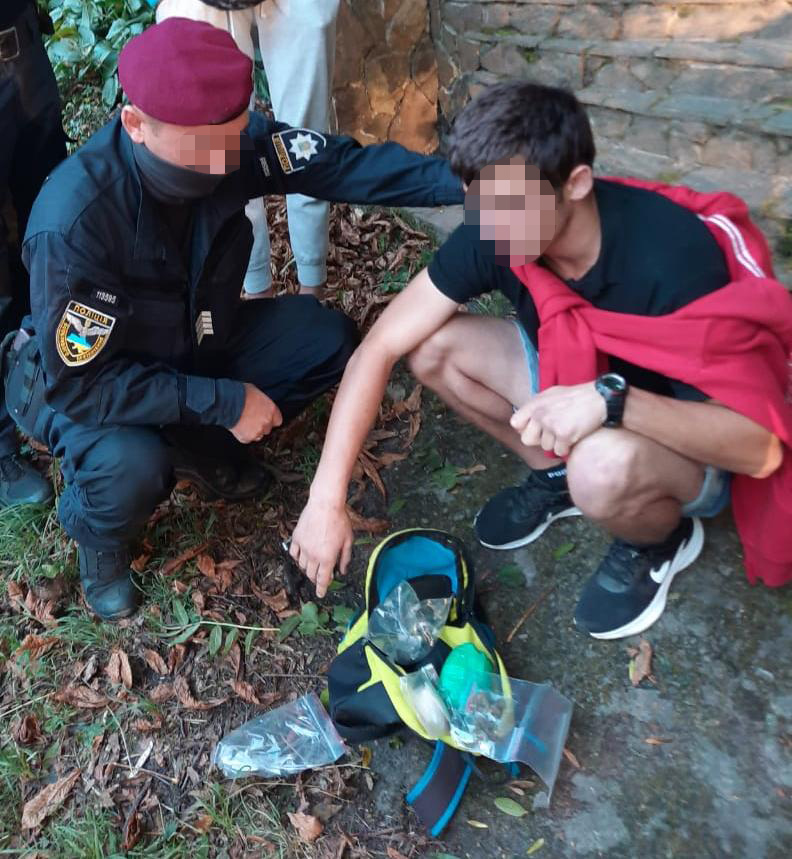 У Львові затримали юного наркоторговця. Фото поліції