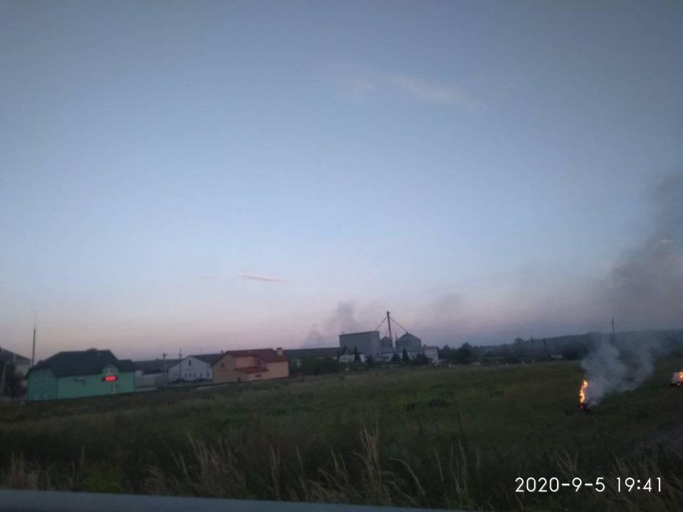 На околиці міста стартував сезон паління бадилля. Фото: Ілона Тверда