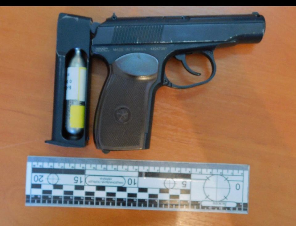 На Сихові з авто викрали рюкзак з грішми та зброєю. Фото поліції