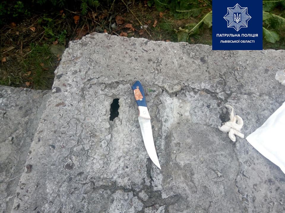 Ніж, яким чоловік перерізав собі горло. Фото поліції