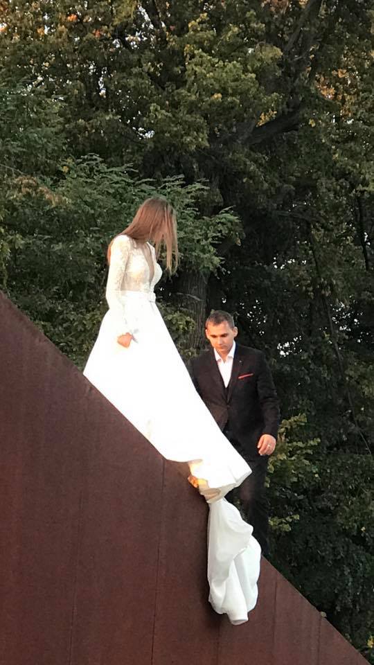 У Львові молодята видерлись на Меморіал Героїв Небесної Сотні. Фото: Аліна Кирєєва