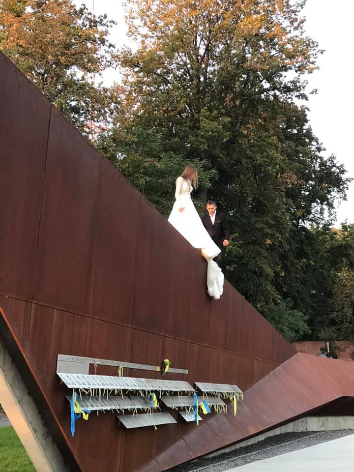 У Львові молодята видерлись на Меморіал Героїв Небесної Сотні. Фото: Аліна Кирєєва