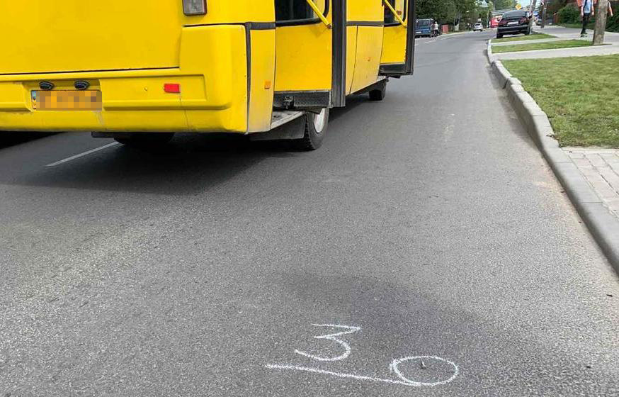 У Винниках водій маршрутки збив 8-річну дівчинку. Фото поліції