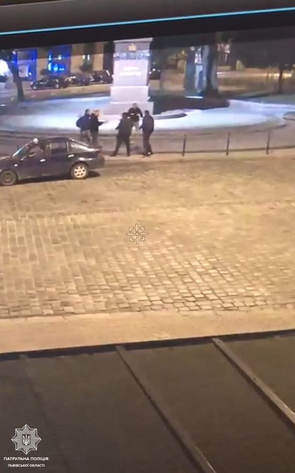 Сім’я п’яних ромів з ножем накинулась на перехожого. Фото поліції