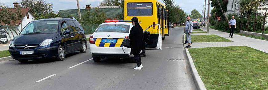 У Винниках водій маршрутки збив 8-річну дівчинку. Фото поліції