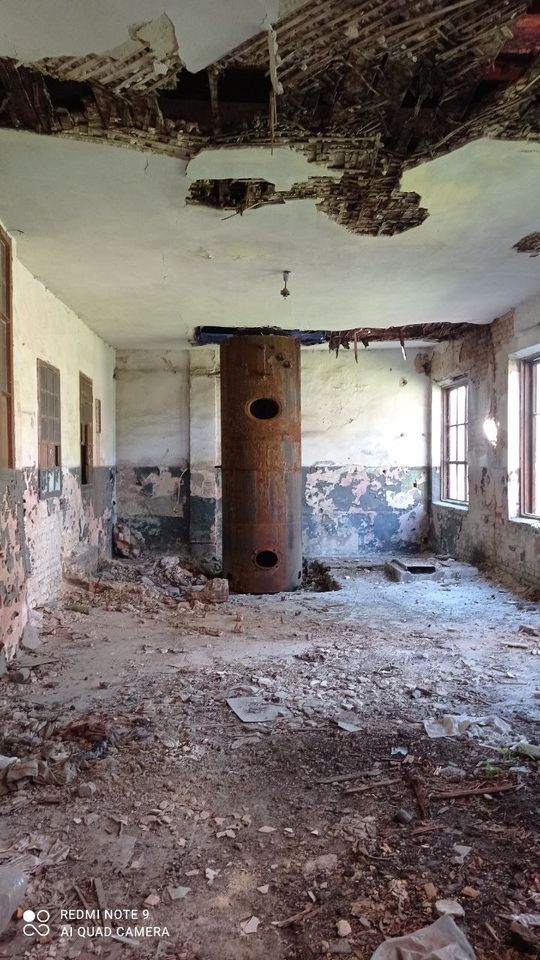 Закинута будівля, де була дівчина. Фото поліції