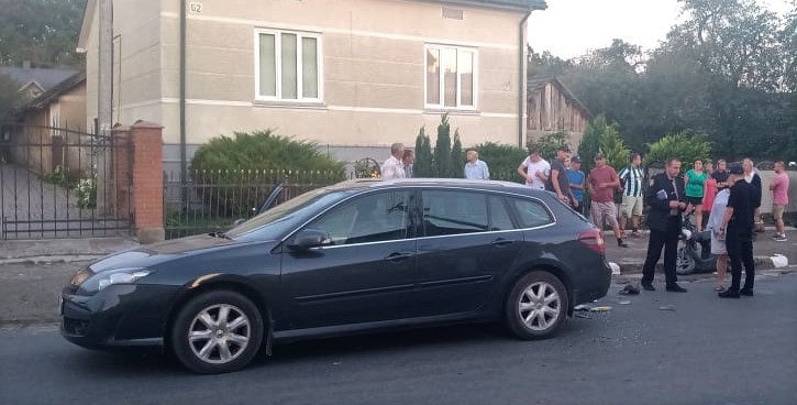 На Львівщині скутер зіткнувся з Renault. Фото: Поліція Львівської області