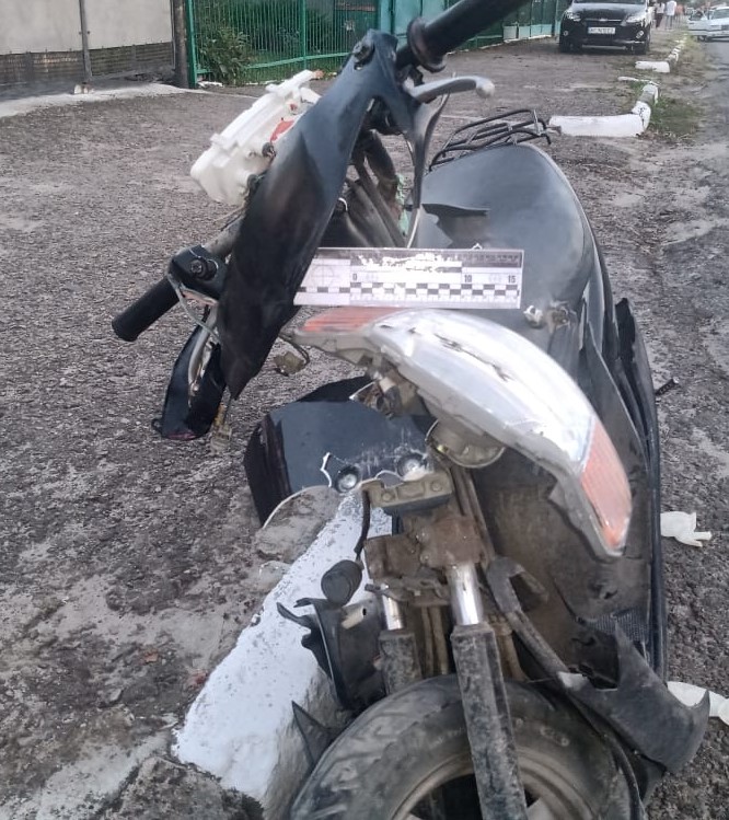 На Львівщині скутер зіткнувся з Renault. Фото: Поліція Львівської області