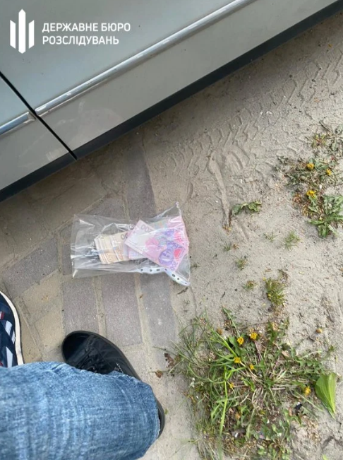 Львівського патрульного затримали за вимагання 12 тисяч хабара.