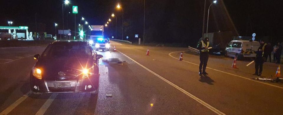 На трасі Київ-Чоп автомобіль на смерть збив пішохода. Фото: поліція Львівської області