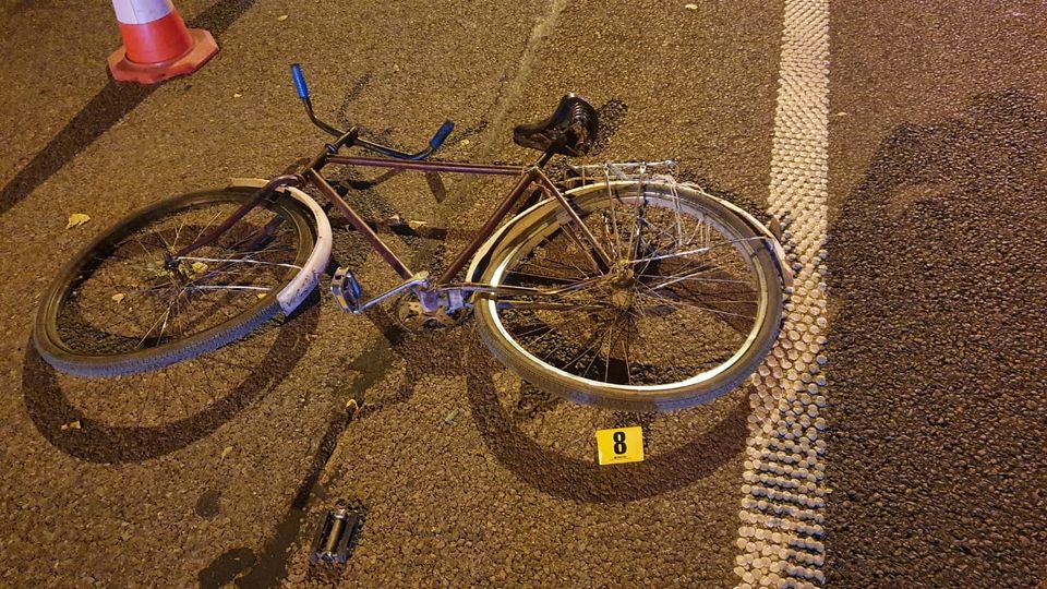 На трасі Київ-Чоп автомобіль на смерть збив пішохода. Фото: поліція Львівської області