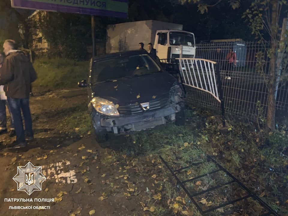 П‘яна львів’янка збила чоловіка та знесла огорожу. Фото поліції