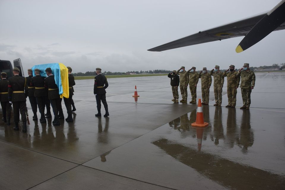 У Львові зустріли тіло загиблого курсанта. Фото: Повітряне командування «Захід»