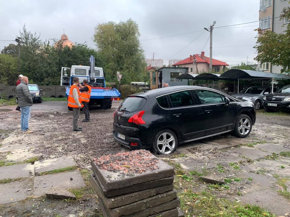 На Миколайчука автомобіль провалився під землю. Фото: Ігор Зінкевич