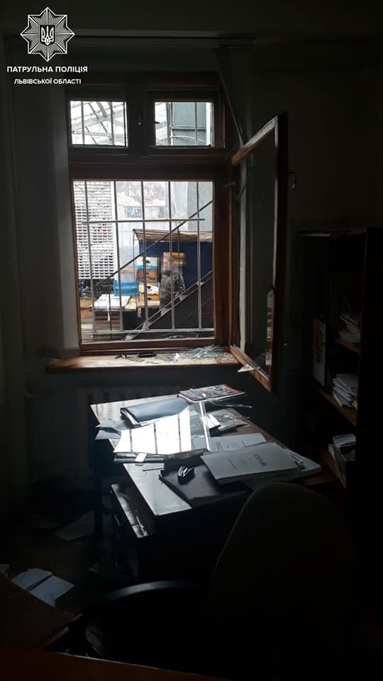 Розбите вікно в кабінеті аптеки. Фото поліції
