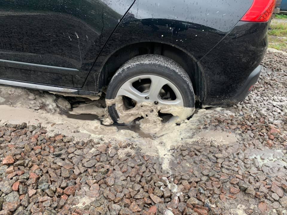 На Миколайчука автомобіль провалився під землю. Фото: Ігор Зінкевич