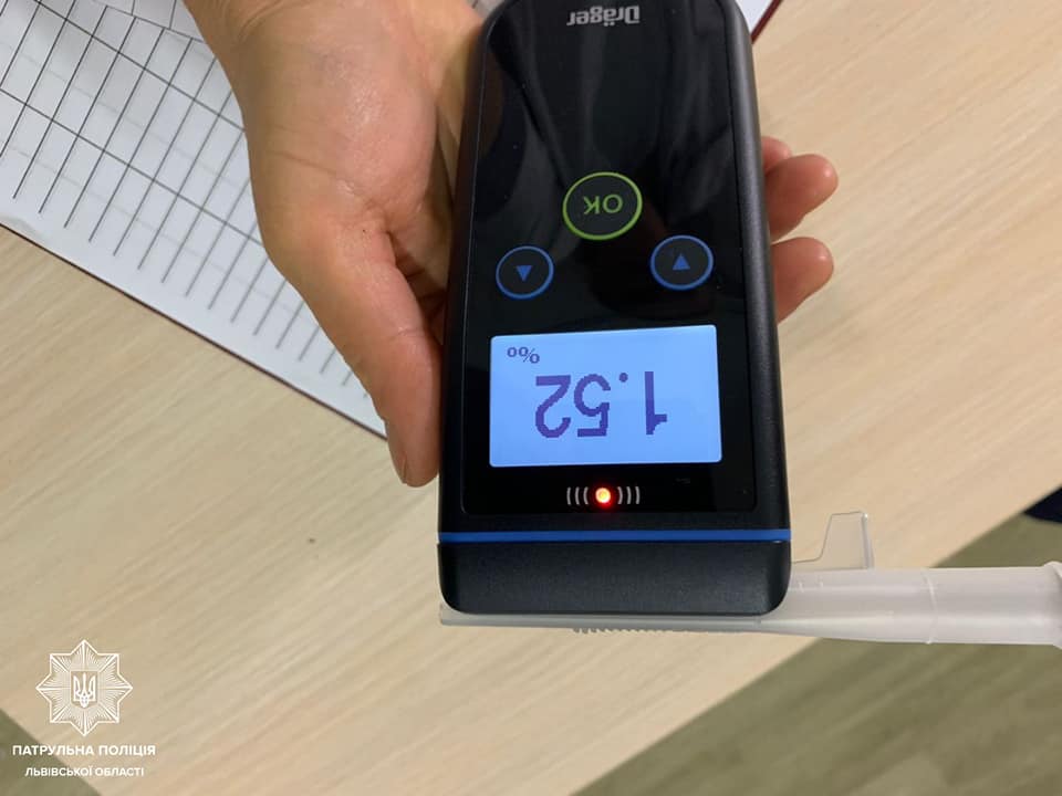 П‘яна львів’янка збила чоловіка та знесла огорожу. Фото поліції