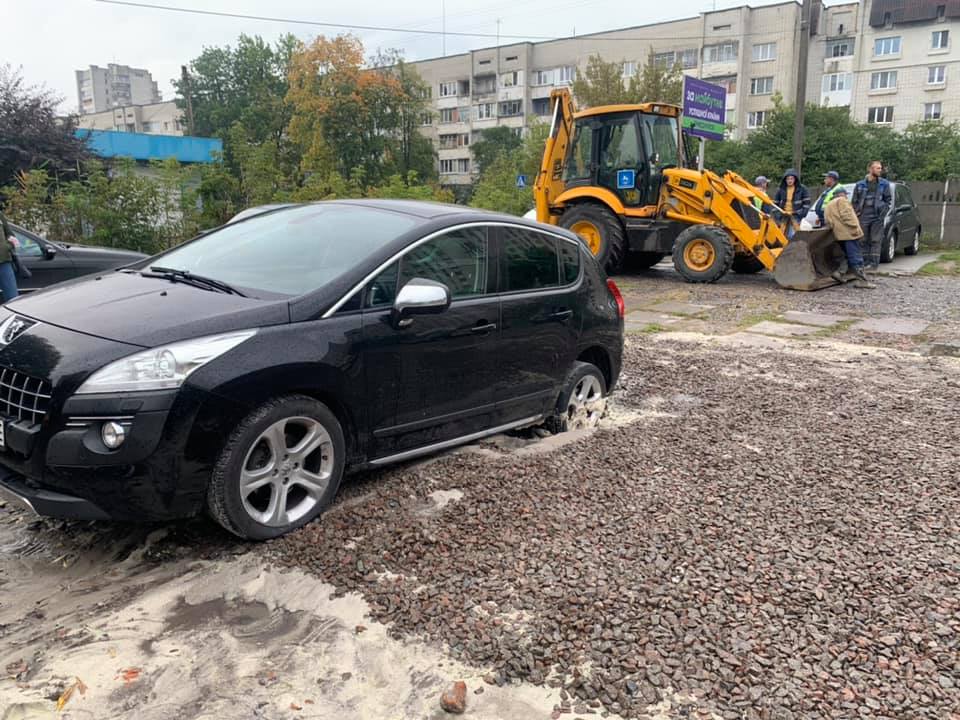 На Миколайчука автомобіль провалився під землю. Фото: Ігор Зінкевич