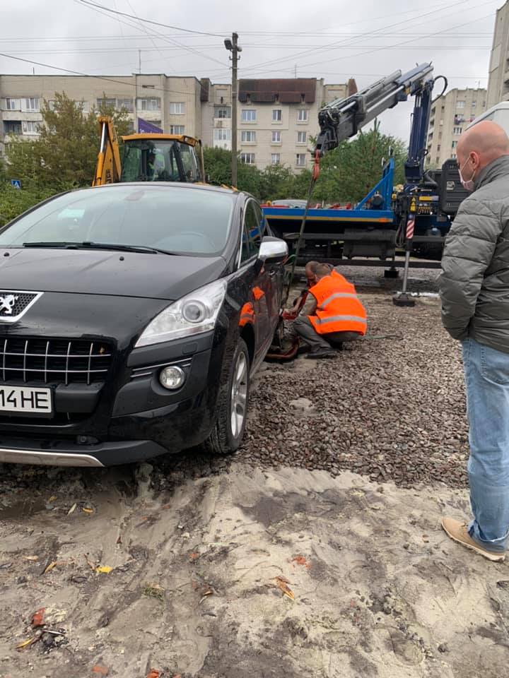 На Миколайчука автомобіль провалився під землю. Фото: Ігор Зінкевич