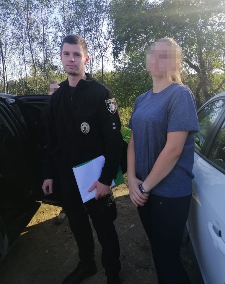 Заблукалу в лісі львів'янку знайшли. Фото поліції
