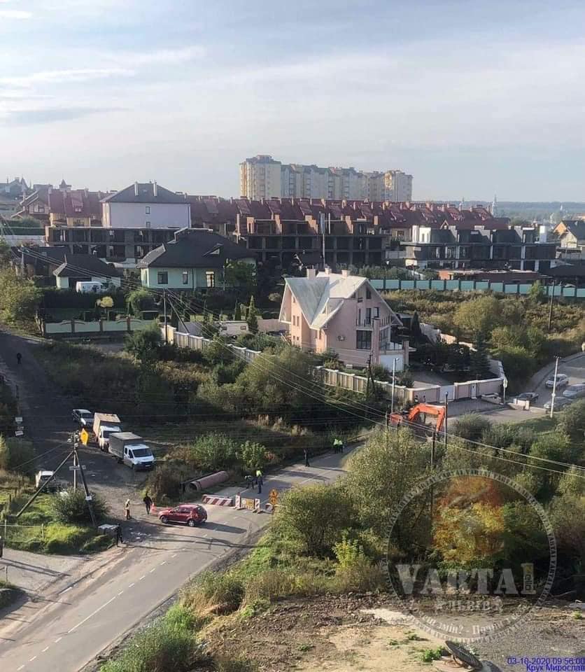 Перекрили проїзд до Зубри. Фото: Ігор Зінкевич